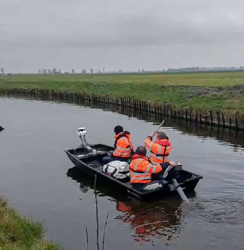 Scanning of a Dutch canal by 3 operators using the MS-96.